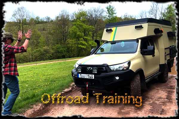 Toyota Hilux beim Offroad Training
